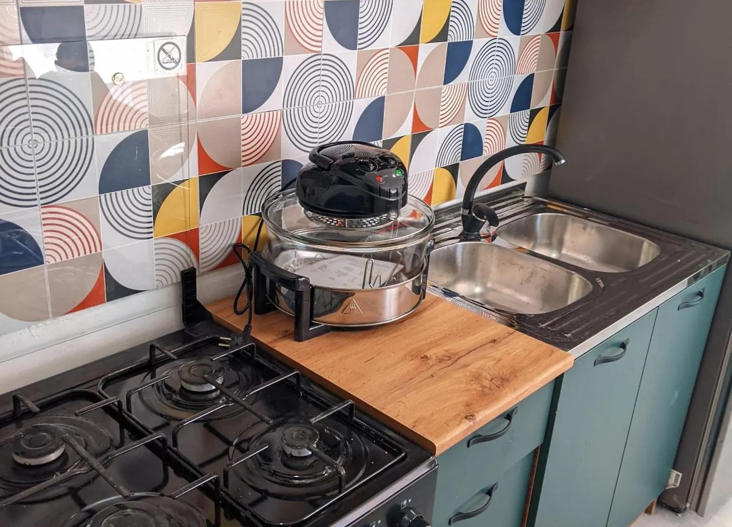 Bright And Colorful Apartment In North Tbilisi 0*,